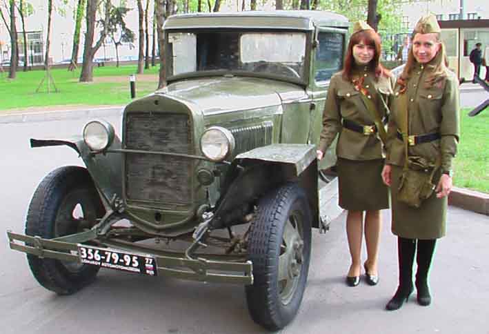 ГАЗ-АА Полуторка и девушки в форме Великой отечественной войны. Клуб Красная армия.
