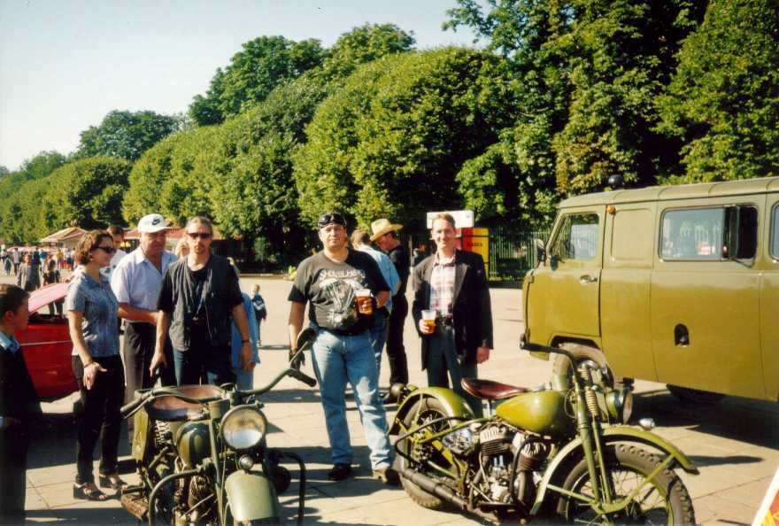 Группа владельцев старинных мотоциклв на Осеннем Параде.