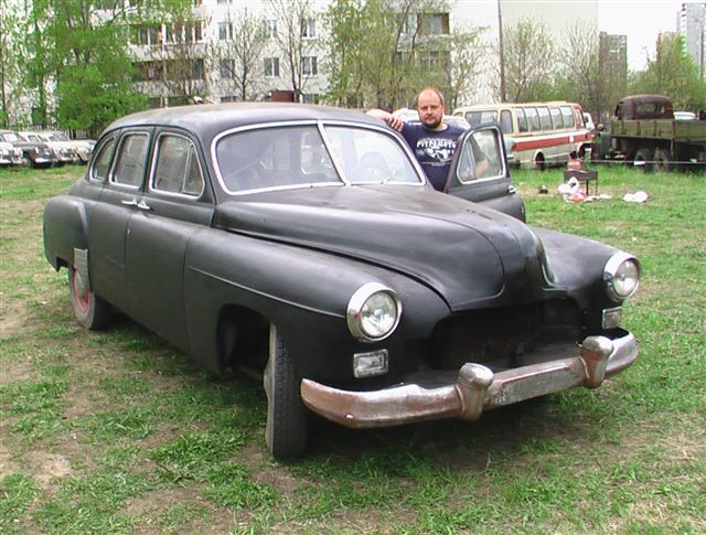 Дмитрий Ломаков со своим зимом в период реставразии машины. Парад Ретромотор 9 мая 2006 г